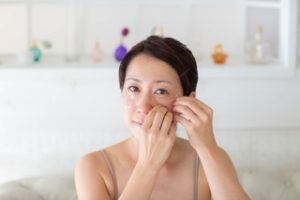 ジェルパックを目元に貼る様子