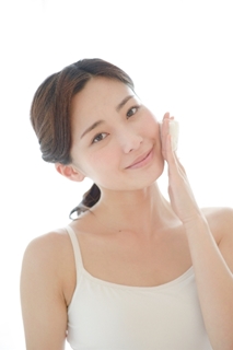 潤ったお肌に手を触れる女性