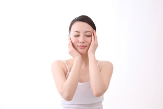 美容液をつけた女性