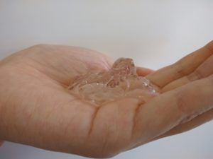 手の上に出したヒアルロン酸