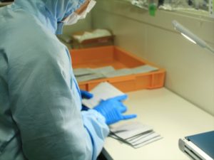 フェイスマスクの製品になる前人の手による最後の検品作業