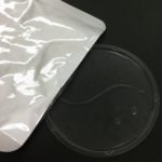 2枚入りGELパックのアルミ袋に入れる様子