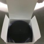 汎用白箱に黒容器を入れた様子