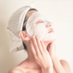 フェイスマスクをしている女性