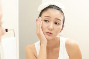 肌トラブルを抱えた女性