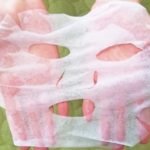 手の上で広げた不織布フェイシャルパック